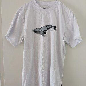 Unisex/men's white Quiksilver short sleeve t-shirt/tee with whale graphic size M